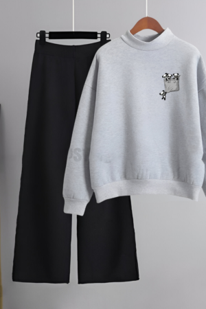 Cozy and Stylish Sweatshirt with Trendy Flapper Trousers